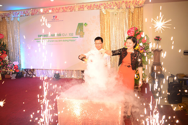 Ts. Đỗ Ngọc Chung cùng giám đốc Bà Phạm Thị Hường chúc mừng sinh nhật GV-102